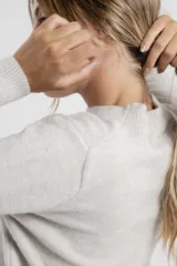 Sweater lila de punto con cuello redondo y mangas largas.