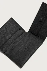Tarjetero plegable de piel vacuna color negro, con diseño texturizado, cuatro ranuras para tarjetas y monedero con cierre de broche a presión.