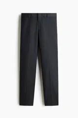 Pantalón de traje negro, de corte regular fit y silueta clásica, con bolsillos laterales y traseros ribeteados, cierre con cremallera y botón oculto.