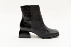 Botas cortas de cuero negro, con punta cuadrada y cierre lateral.