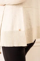 Cardigan color salmón de algodón y elastano, con solapa y lazo ajustable en la cintura.