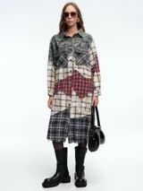 Chaqueta larga tipo camisa con diseño patchwork, confeccionada mediante la combinación de diversos tejidos de algodón con estampados de cuadros, tartán y motivos florales. Presenta cierre frontal con botones, cuello clásico, bolsillos delanteros con solapa y bordes deshilachados.
