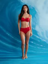 Bikini de dos piezas color negro, compuesto por un corpiño de escote en V con tirantes anchos y una bombacha de tiro alto y cobertura clásica.
