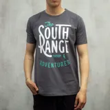 Remera gris oscuro de algodón con estampa frontal en blanco y turquesa que dice 'The South Range Adventures'.