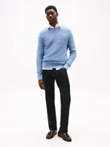 Sweater Tommy Hilfiger de cuello redondo, color celeste con diseño de rayas horizontales texturizadas. Logo de la marca bordado en el pecho.