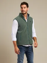 Chaleco verde musgo de micropolar con cierre frontal y bolsillos laterales.