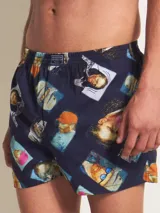 Bóxer de algodón blanco con estampado de flores pequeñas color celeste, con cintura elástica y logo de la marca en el centro.