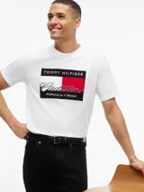 Remera blanca de manga corta y cuello redondo, confeccionada en puro algodón. Cuenta con un diseño de corte regular y un gráfico frontal que combina el logotipo de Tommy Hilfiger y el equipo Cadillac Formula 1.