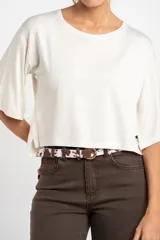 Remera de manga corta, color beige claro jaspeado, con corte al cuerpo y cuello redondo.