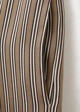 Pantalón de corte ancho, color tostado con sutiles rayas verticales en tonos marrones y oscuros, confeccionado en poliéster.