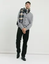 Cardigan de punto con escote en V, cierre frontal con botones, manga larga y detalles de tejido menguado en las sisas.