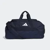 Bolso deportivo tipo duffel bag de la colección Tiro League, color azul marino, confeccionado en tejido técnico resistente al desgaste. Cuenta con asas de mano, correa ajustable y acolchada para el hombro, base revestida, bolsillo lateral con cremallera y un compartimento transpirable separado para calzado.