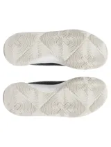Championes Under Armour UA Jet 23, diseñados para básquetbol, en combinación de color blanco, gris y negro. Presentan parte superior de materiales mixtos con paneles texturizados, amortiguación Micro G® en la entresuela y suela de goma con tracción anatómica.
