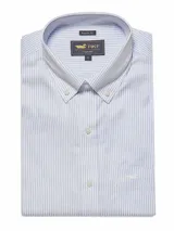 Camisa de manga larga RKF modelo Wf Pb, color celeste con diseño a rayas finas blancas. Cuenta con cuello americano abotonado, cierre frontal de botones, bolsillo en el pecho con logo bordado y calce regular.