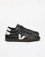 Championes urbanos Veja modelo Panenka O.T. Leather, color negro con detalles en blanco en el logo lateral y talón. Presentan una suela de goma color marrón oscuro y cierre con cordones.