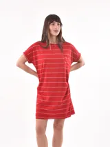 Vestido corto rojo con rayas horizontales blancas, cuello redondo, mangas cortas con dobladillo y un bolsillo de parche en el pecho.