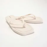 Chanclas de dedo de diseño liso y color beige, con suela plana y tiras finas.