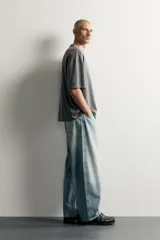 Jeans balloon fit de corte relajado y tiro medio, confeccionados en denim de algodón con efecto lavado y diseño clásico de cinco bolsillos.