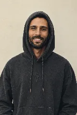 Hoodie de algodón color negro carbón con efecto garment washed, capucha con cordones ajustables y un sutil bordado en el pecho.