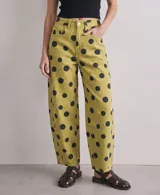 Jean estilo baggy de tiro alto, color verde oliva con estampado de lunares negros.