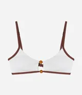 Top de bikini tipo remera confeccionado en microfibra texturizada color blanco con tirantes finos marrones y adorno de cuentas de madera en el centro del busto. Tiene vieses contrastantes y copas removibles.
