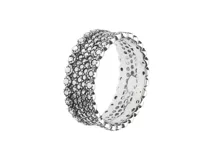 Anillo de plata 925 con textura de pequeñas esferas en toda la superficie. Diseño ancho y llamativo.