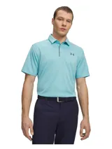 Chomba de golf Under Armour Tech Polo, color celeste con sutil patrón de rayas horizontales en la tela. Presenta cuello camisero, cierre frontal con botones ocultos y el logo de la marca estampado en el pecho en tono oscuro.