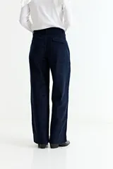 Pantalón de pana de corte wide leg, color verde oliva, con cierre frontal y bolsillos laterales.