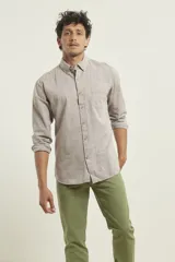 Camisa de manga larga color gris claro con textura, cuello abotonado y bolsillo en el pecho.