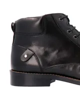 Bota de vestir de cuero color negro, de caña corta con cordones y detalle de costuras en la puntera.