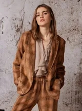 Blazer marrón de pana con solapas de muesca, cierre de un botón y bolsillos delanteros.