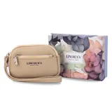 Monedero de símil cuero color beige con textura granulada, diseño compacto con dos compartimentos con cierre, correa de mano integrada y logo de la marca estampado en el frente.