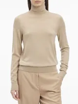 Sweater color beige de tejido de punto, con cuello alto y mangas largas.