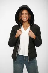 Campera puffer negra con capucha, cierre frontal y diseño acolchado.