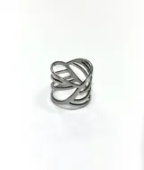 Anillo plateado de acero quirúrgico hipoalergénico con diseño calado de líneas horizontales y forma de corazón.