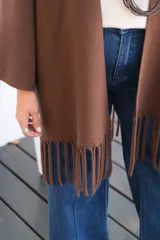 Saco abierto de color chocolate, con mangas tres cuartos y detalle de flecos en el ruedo inferior.