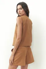 Short color tostado con cinto de cuero.