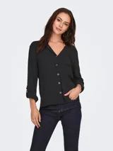 Camisa de viscosa sostenible de manga larga con opción de enrollado, escote en V con cuello camisero, cierre frontal de botones y un bolsillo aplicado en el pecho.