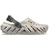 Zuecos Crocs modelo Echo Clog Marbled, con diseño texturizado en tonos gris y tostado, perforaciones superiores y tira ajustable en el talón.