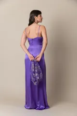Vestido largo de satén color violeta, con breteles finos y apliques de encaje al tono con hilos dorados. Incluye bolero de encaje.