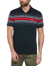 Polo de hombre azul marino con rayas horizontales rojas, blancas y verdes en la parte superior, y logo de pingüino bordado en el pecho.