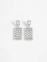 Aros colgantes plateados con forma rectangular y apliques de strass.