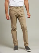 Pantalón de gabardina color caqui, de corte recto y tiro medio, con bolsillos laterales y traseros.