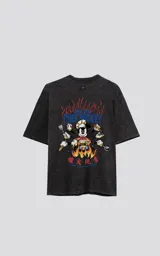 Remera de algodón con efecto nevado, corte oversize y cuello redondo. Presenta un estampado gráfico en la espalda de Mickey Mouse vestido de chef rodeado de llamas y utensilios de cocina, con inscripciones en inglés y caracteres asiáticos.