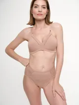 Bombacha tiro alto color blanco con laterales anchos.