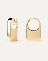 Aros colgantes dorados con forma geométrica cuadrada alargada.