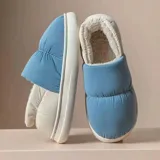 Pantuflas cerradas de diseño acolchado con exterior impermeable en color azul y blanco, interior forrado en corderito sintético y suela de goma antideslizante.