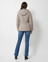 Campera de abrigo color marrón, con diseño capitoneado de costuras entrelazadas en relieve. Presenta cuello alto, capucha desmontable, cierre frontal completo y bolsillos laterales con cierre. Incluye trabas ajustables en la cintura con botones metálicos para entallar la silueta.