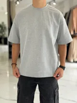 Remera oversize de algodón pesado en color verde militar, con cuello redondo y mangas cortas.