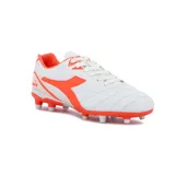 Championes de fútbol Diadora, color blanco con detalles en naranja.